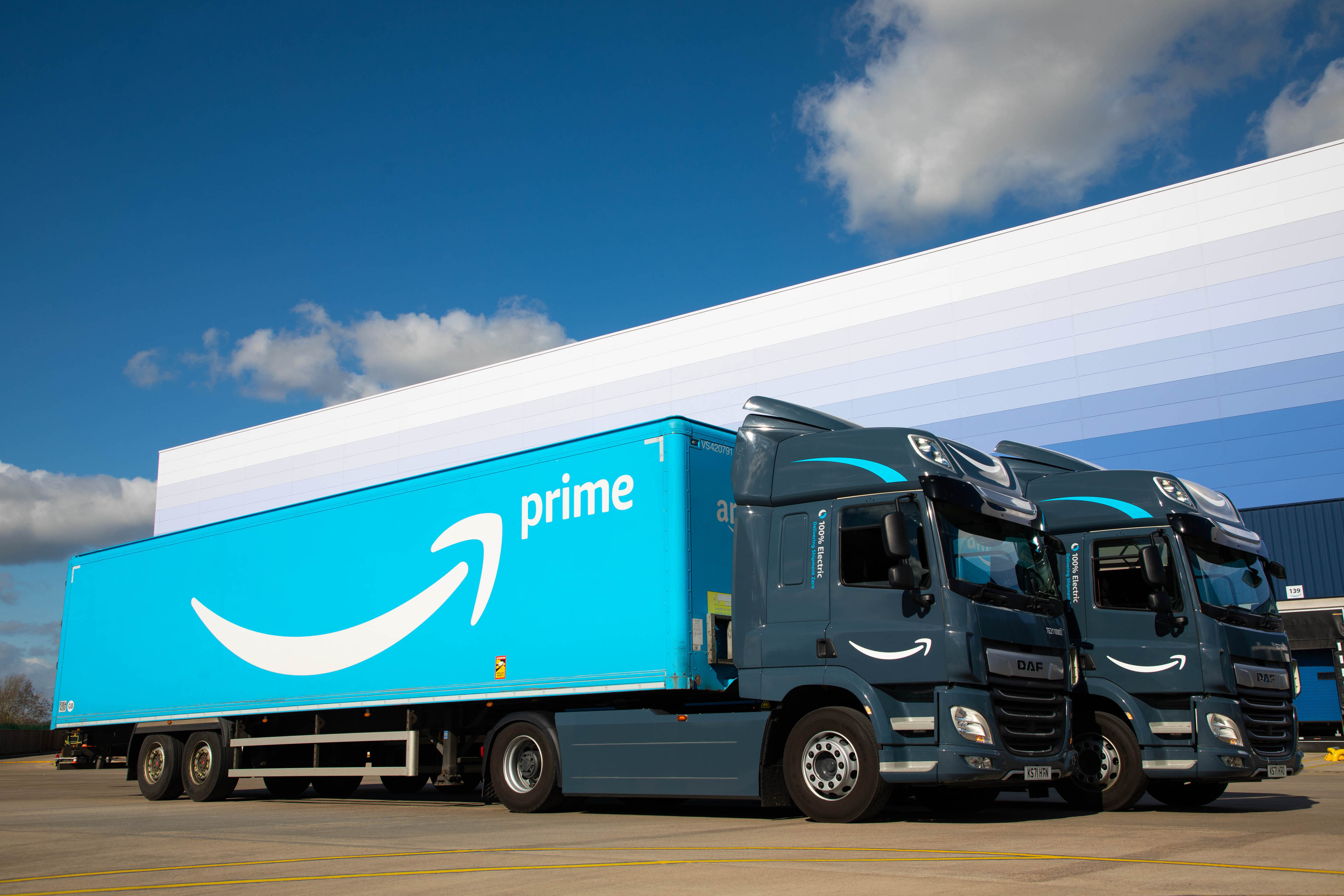 Amazon Unveils Its First Fully electric HGV Delivery Trucks Electric 